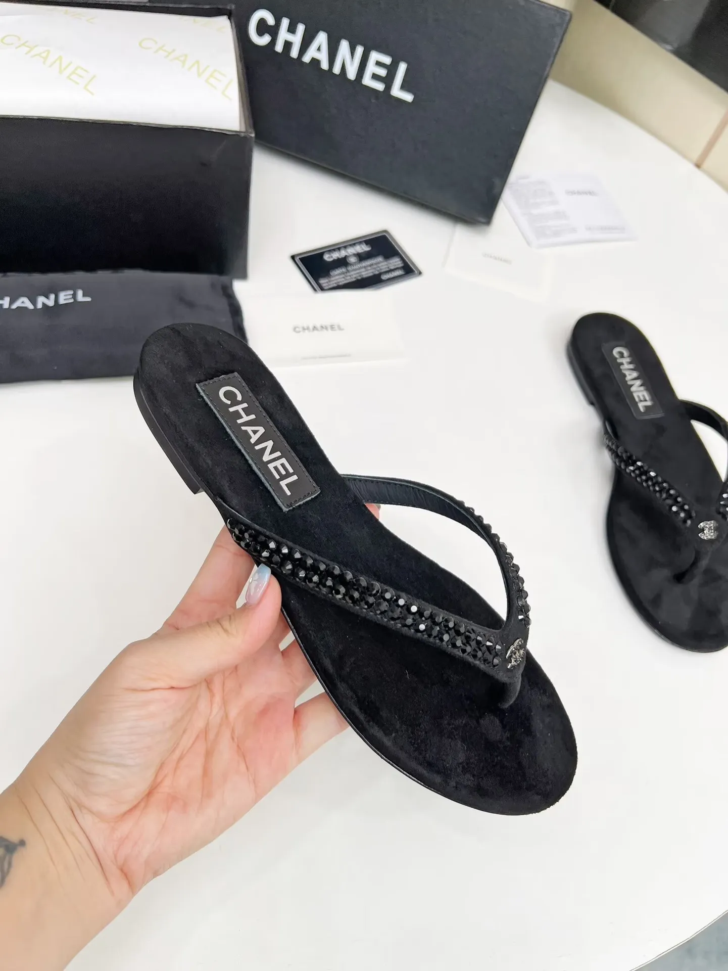 💕💕Factory direct selling price p440💕💕 Chanel new spring and summer genuine leather outsole flip-flops✅ I was really moved by this shoe when I first saw it💓 I liked it at first sight [surprised], 😊 and it has Chanel’s classic element diamond logo💎 Fabric: double-sided velvet Lining: cow lining Color: black Size: 35-41 (41 can be customized and non-returnable) Outsole: Made of genuine leather outsole Packaging: with card and cloth bag